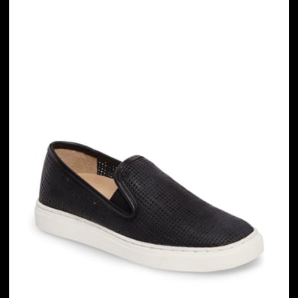 VINCE CAMUTO flats